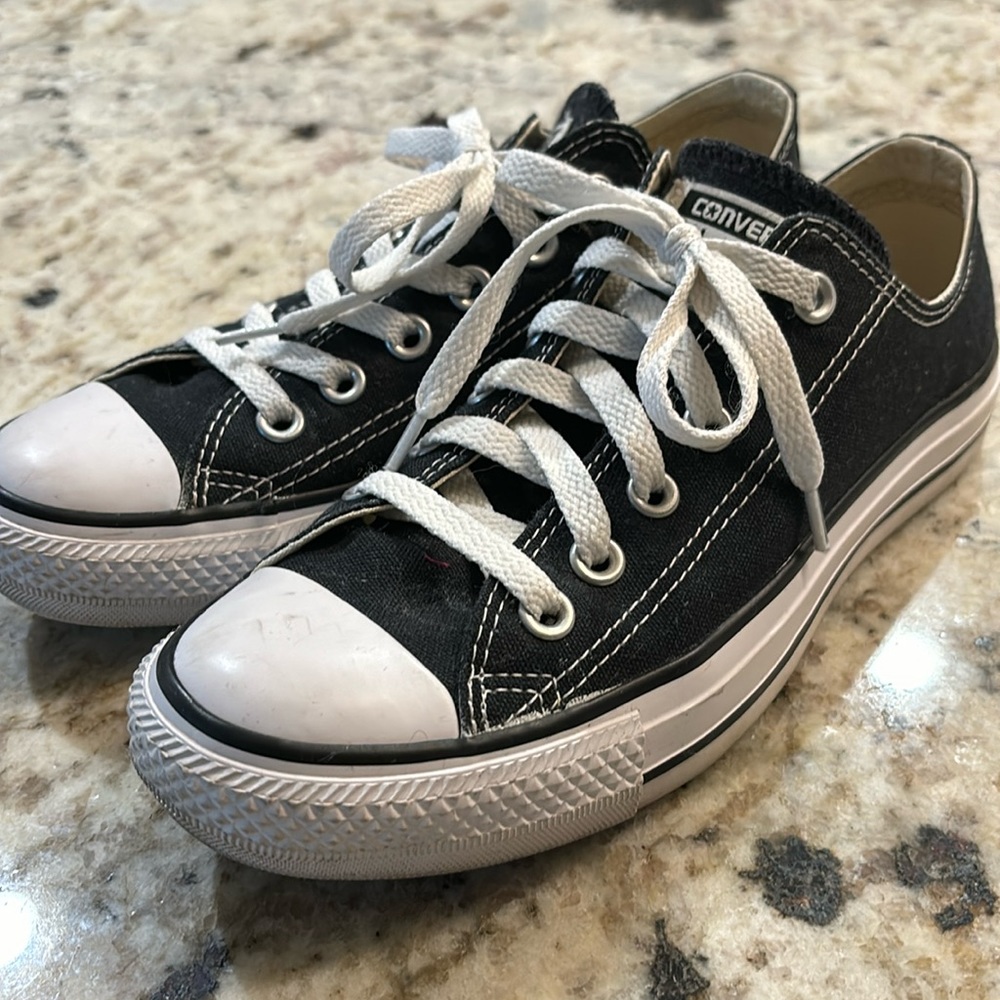 Converse Unisex Chuck Taylor All Star OX Shoes - Black/White.  Size 7 women’s.
